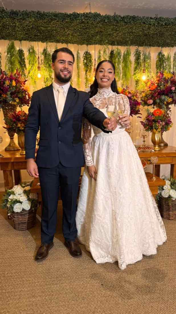 Noivos brindando com espumante na recepção do casamento