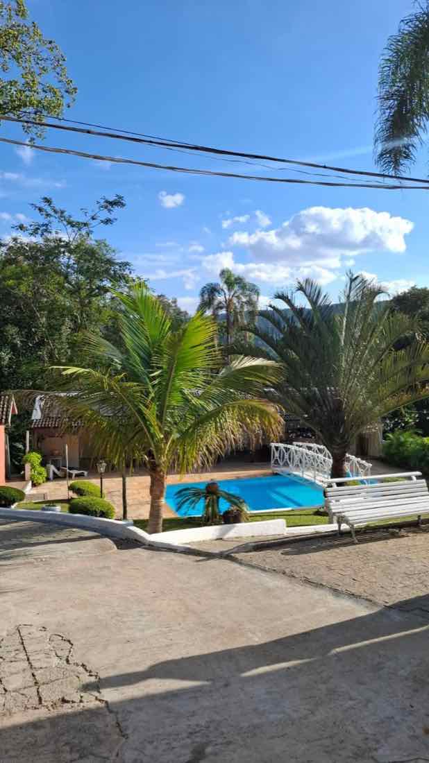 Área da piscina do espaço durante o dia
