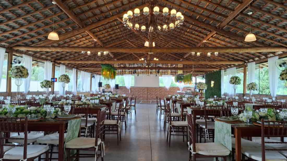 Salão rústico do Espaço Rafah montado para uma festa