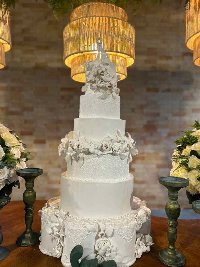 Bolo de casamento de cinco andares