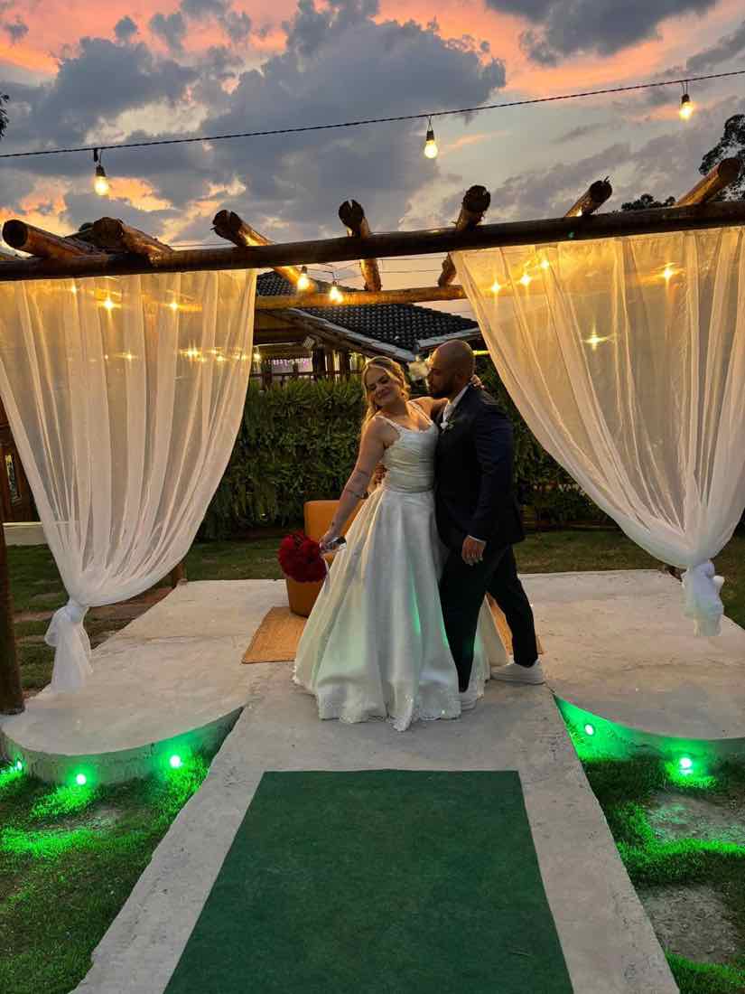 Casal em frente ao coração de luzes