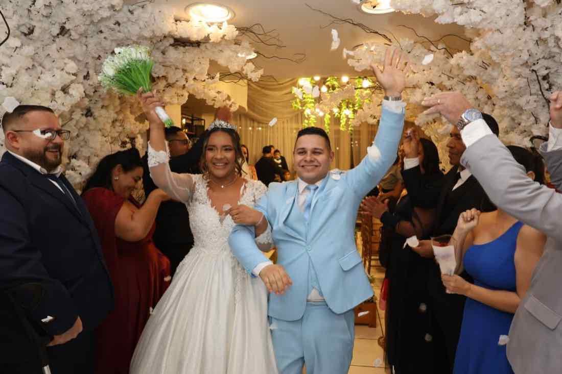 Entrada dos noivos na festa entre os convidados