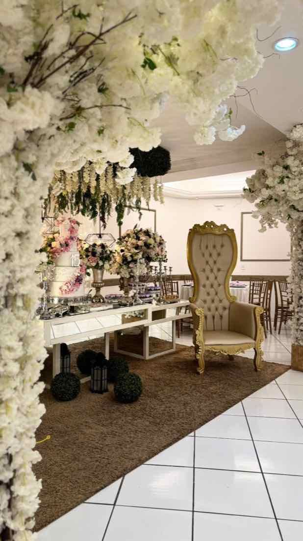 Mesa de doces de 15 anos com trono dourado